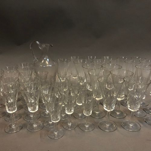 Partie de SERVICE EN CRISTAL taillé Comprenant 

- 11 verres à vin

- 12 verres &hellip;