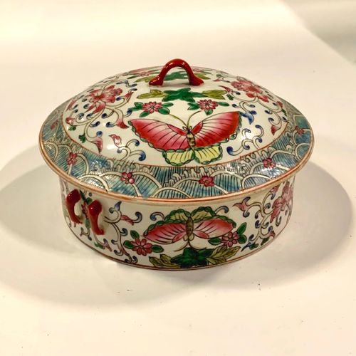 Null CHINE

Pot couvert, en porcelaine de chine à décors de papillons et fleurs.&hellip;