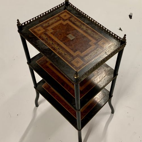 TABLE D’APPOINT TABLE D’APPOINT

En bois noirci et marqueterie de ronce et filet&hellip;