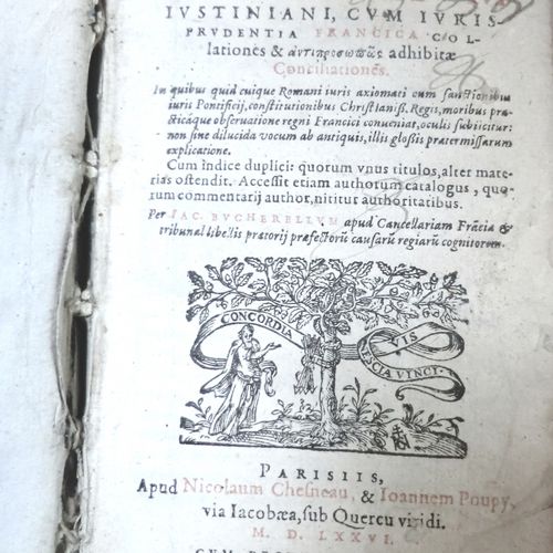 JUSTINIEN. Institutionum imperialum... Paris, Chesneau et Poupy, 1576 . In-12 de&hellip;