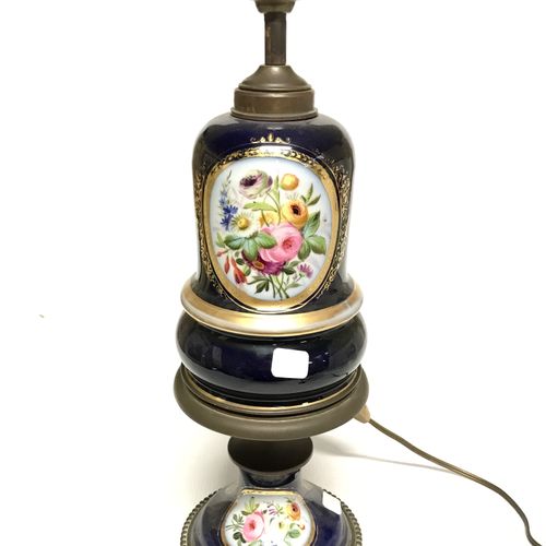 LAMPE EN PORCELAINE à décor polychrome de fleurs dans des encadrements sur fond &hellip;