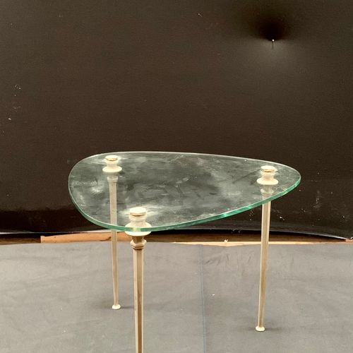 TABLE BASSE OVOIDE TABLE BASSE OVOIDE reposant sur trois pieds en métal chromé à&hellip;