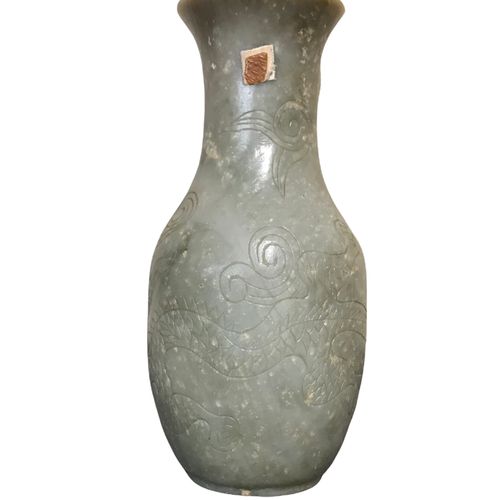 Vase en serpentine verte à décor de dragon 

H : 14,6 cm
