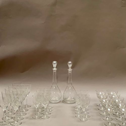 Partie de service de verres PARTIE DE SERVICE DE VERRES en cristal à décor gravé&hellip;