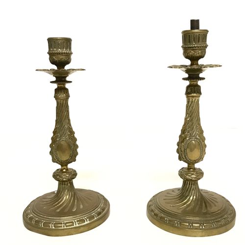 PAIRE DE BOUGEOIRS en bronze ciselé et doré

Style Louis XV 

H : 24 cm