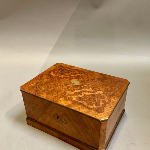 Boîte à bijoux BOITE A BIJOUX

En marqueterie de bois de violette et bois de ros&hellip;