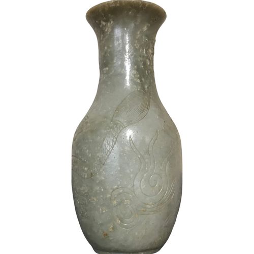 Vase en serpentine verte à décor de dragon 

H : 14,6 cm