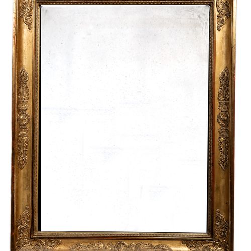 Miroir dans un cadre en bois et stuc doré à décor de palmettes 

80 x 63 cm.