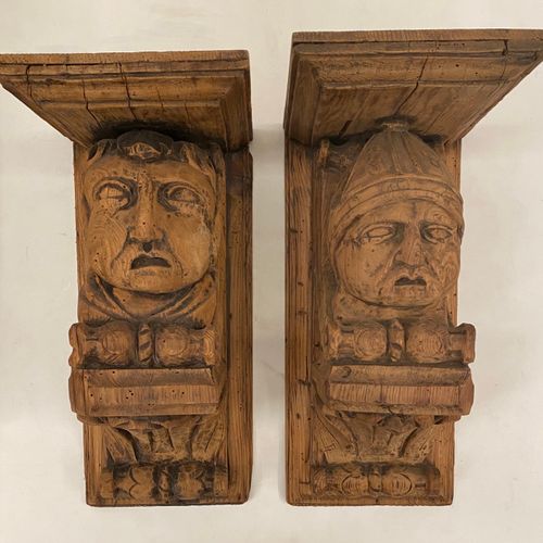 Paire de consoles d'appliques en bois naturel sculpté dans le gout troubadour

3&hellip;