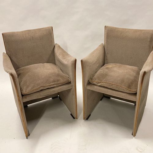 Mario Bellini Paire de fauteuils, modèle “401 break” en tissu taupe et cuir. Edi&hellip;