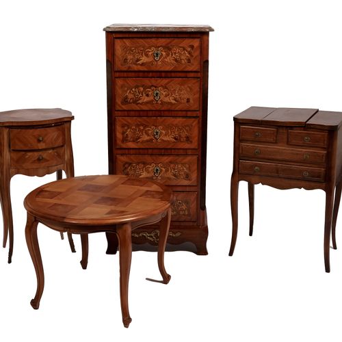 Lot de petit mobilier de chambre comprenant: - Chevet de style Louis XV, bois na&hellip;