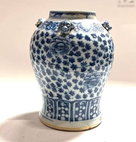 CHINE Vase de forme balustre en porcelaine à décor bleu et blanc de fleurs de lo&hellip;