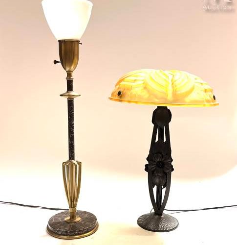Lampe en verre moulé à décor floral stylisé, piètement en métal 
Style Art Déco &hellip;