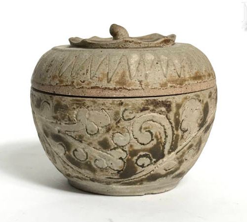VIETNAM Petit pot couvert en grès émaillé à décor floral 

Travail ancien

H : 8&hellip;