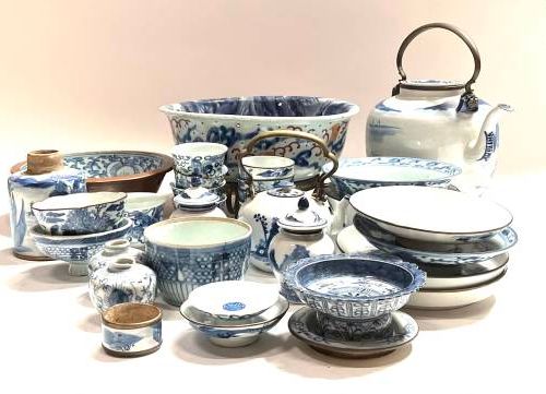 CHINE Ensemble de porcelaines diverses à décor bleu et blanc

Théière, sorbet, c&hellip;