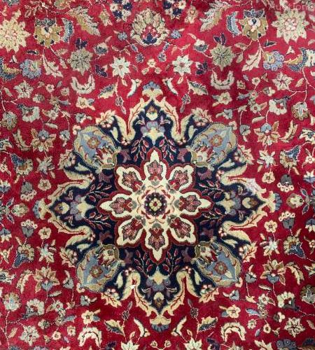 GHOUM GHOUM, Tapis en soie et laine à décor fleuri sur fond rouge et bordure crè&hellip;