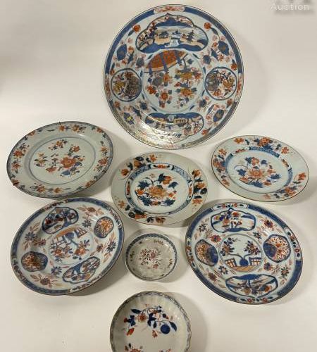JAPON, XIXe siècle Ensemble de 7 pièces en porcelaine Imari

à décors fleuris. O&hellip;