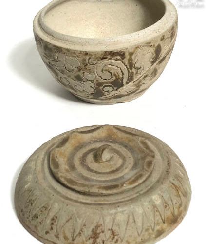 VIETNAM Petit pot couvert en grès émaillé à décor floral 

Travail ancien

H : 8&hellip;