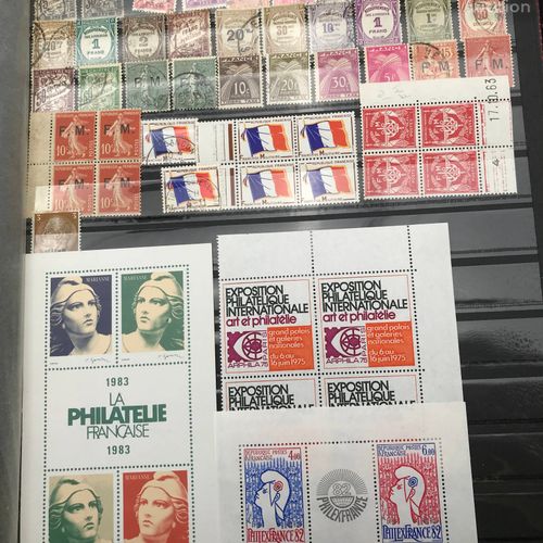 5 albums de timbres 1 album timbres de Monaco neufs et oblitérés

4 albums de ti&hellip;