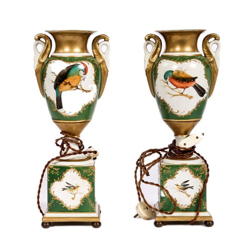 Paire de vases Monté en lampe 

En porcelaine à décor d'oiseau 

Haut. : 38 cm