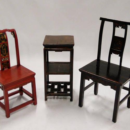 Lot de mobilier asiatique comprenant : une chaise en bois laqué rouge à décor re&hellip;