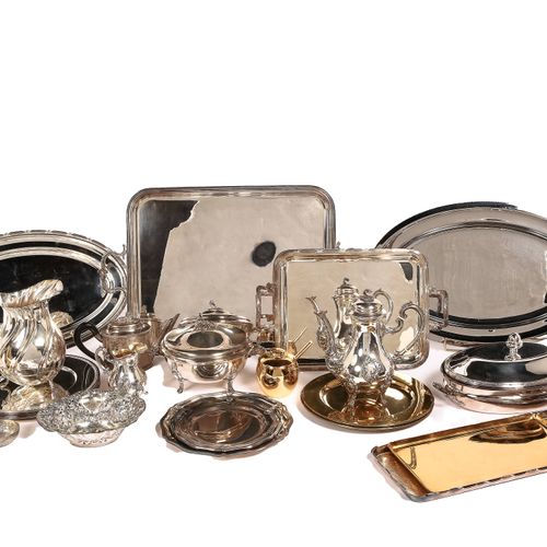 Lot de métal et métal argenté comprenant: Plats divers, dessous de plat, coqueti&hellip;