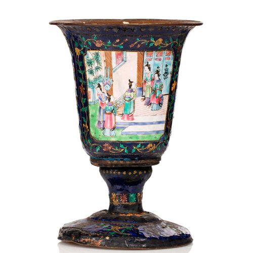 CHINE, XIXe siècle Coupe sur pied en cuivre émaillé

à décor de scènes de palais&hellip;
