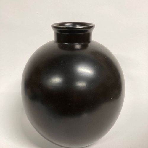 Null Vase de forme ovoïde à court col ourlé, en céramique émaillée noire mate.
C&hellip;