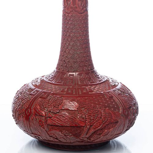 CHINE, XIXe siècle Petit vase en laque cinabre

à panse plate et long col fin, p&hellip;