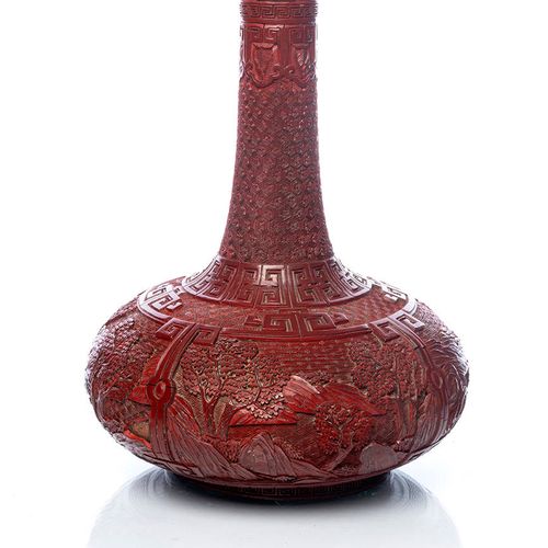 CHINE, XIXe siècle Petit vase en laque cinabre

à panse plate et long col fin, p&hellip;
