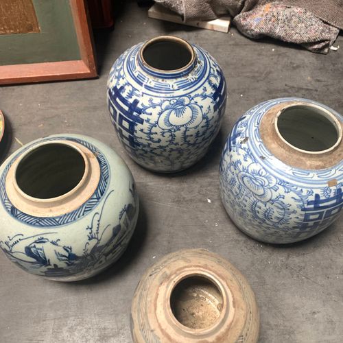 CHINE, XIXe-XXe siècle Suite de quatre pots

en faïence à décor bleu et blanc. U&hellip;
