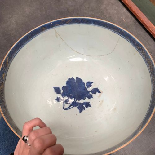 Grand bol en porcelaine émaillée bleu et blanc à décor de prunus et rehauts doré&hellip;