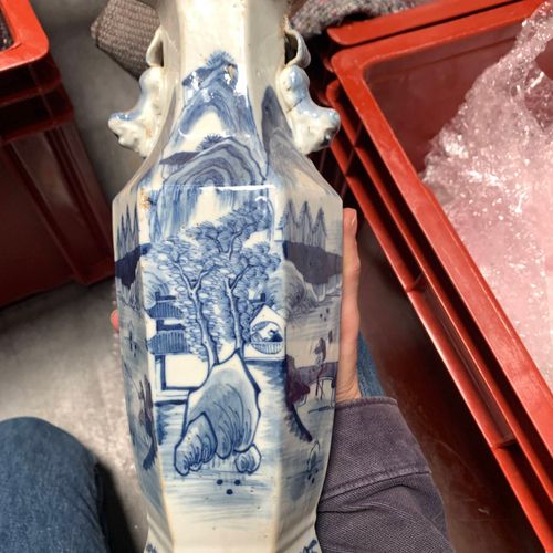 Vase cornet à pans en faïence émaillée bleu et blanc à décor de paysage lacustre&hellip;