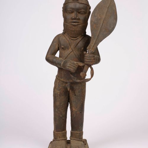 Homme debout en bronze Holding a paddle
Patinated bronze
In the style of Benin

&hellip;