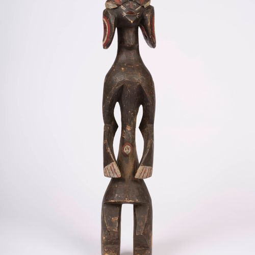 Statuette femme Ear with holes
Patinated wood 
Mumuyé style

56 cm