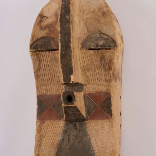 Masque yeux fentes 带有天然颜料和使用痕迹的木材
松耶，刚果民主共和国

41厘米

高：41厘米