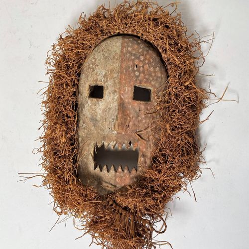 Masque de danse. 木材、天然颜料和酒椰树。
Itruria, 刚果民主共和国。
高：24厘米。