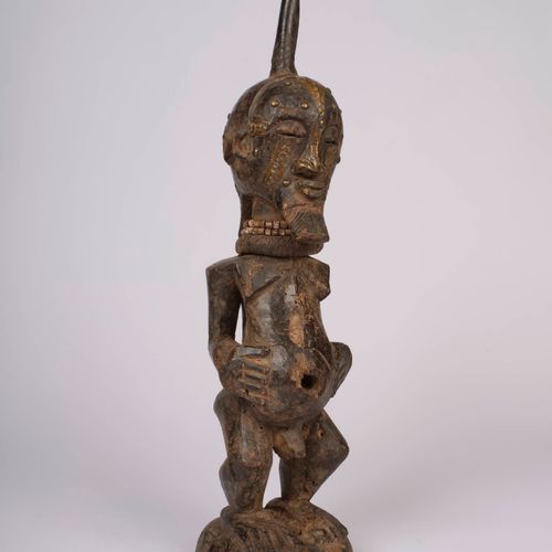 Homme double face 手放在肚子上
抛光的木材
宋耶风格，刚果民主共和国
(铭文LB4325)

68厘米