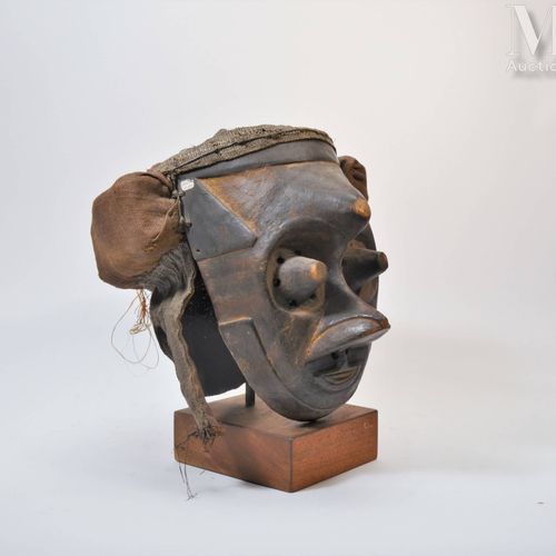 Masque Pwoom Itok 木头，古老的棕色铜锈，天然颜料和酒椰纤维的遗迹
刚果民主共和国库巴族的Buschoong, 20世纪
27厘米