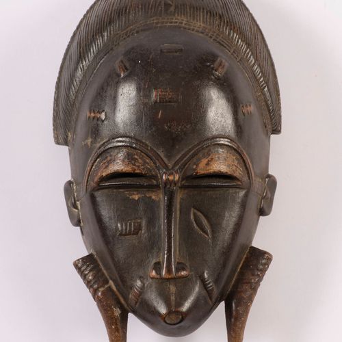Masque Patiniertes Holz
Im Baoulé-Stil, Republik Elfenbeinküste

28 cm

H: 28 cm