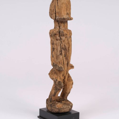 Statuette homme Estatuilla 
Madera erosionada
Estilo Dogón, Malí
26,5 cm