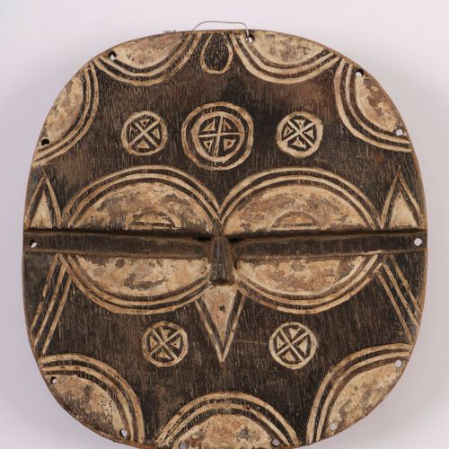 Masque plat Patinated wood
Teke style, Democratic Republic of Congo

30 cm

H: 3&hellip;