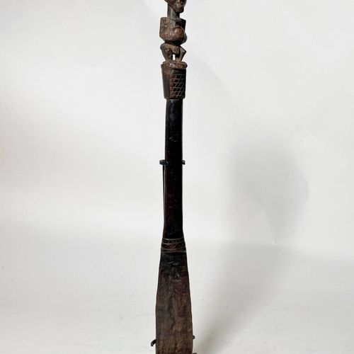 Spatule. 木头上有棕色的铜锈和使用的痕迹。
松耶，刚果民主共和国。
 58厘米。