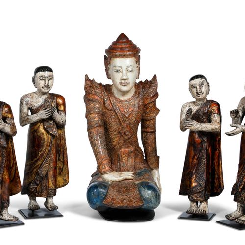 Asie, travail moderne Divinité accroupie et réunion de 4 statues figurant des or&hellip;