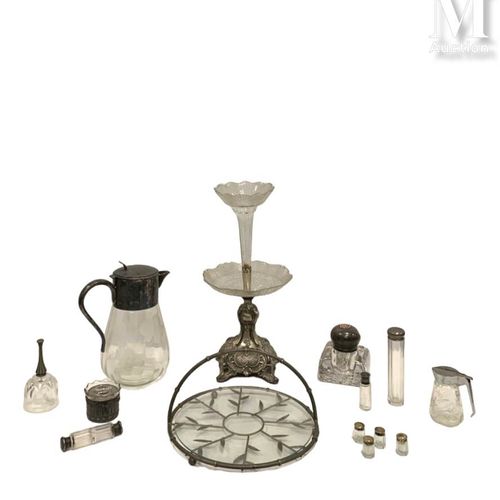 MANETTE de métal argenté et verrerie comprenant : centre de tableau formant vase&hellip;