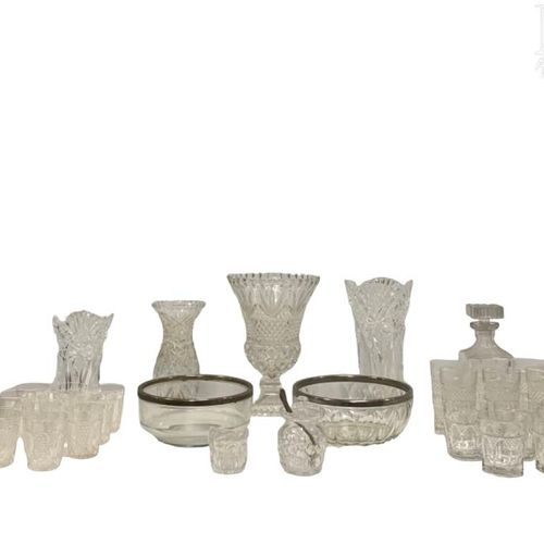 LOT de cristal Comprenant un ensemble de vases (de 22 à 30 cm), une carafe à whi&hellip;