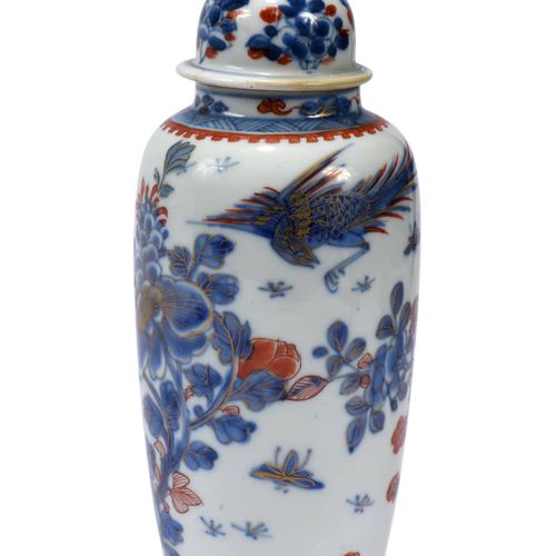 CHINE Vase couvert en porcelaine émaillée polychrome à
décor floral.
XIXe siècle&hellip;
