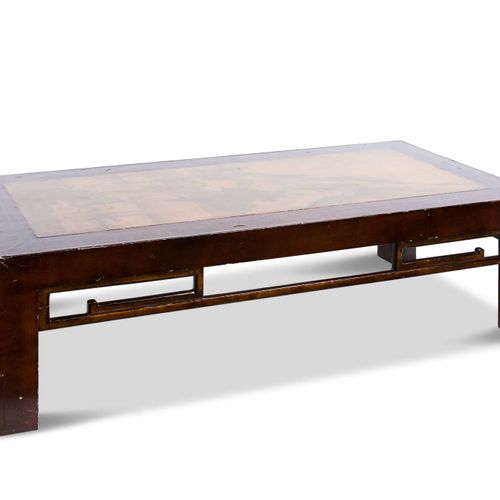 Table basse de forme rectangulaire en bois à décor sur le plateau d'une scène as&hellip;