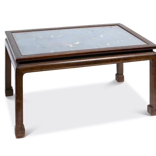 Table basse 长方形木桌，玻璃桌面上有浅色亚洲浮雕装饰 
中国风格 
高41，宽83，深51厘米
