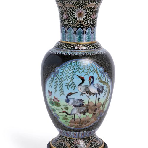 JAPON 铜和掐丝珐琅花瓶，多色装饰的仙鹤和孔雀储备，卷轴和风格化的花朵
雕刻的木质圆形底座 
总高度：44.5厘米